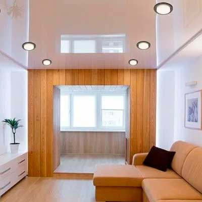 Глянцевый натяжной потолок в гостиную